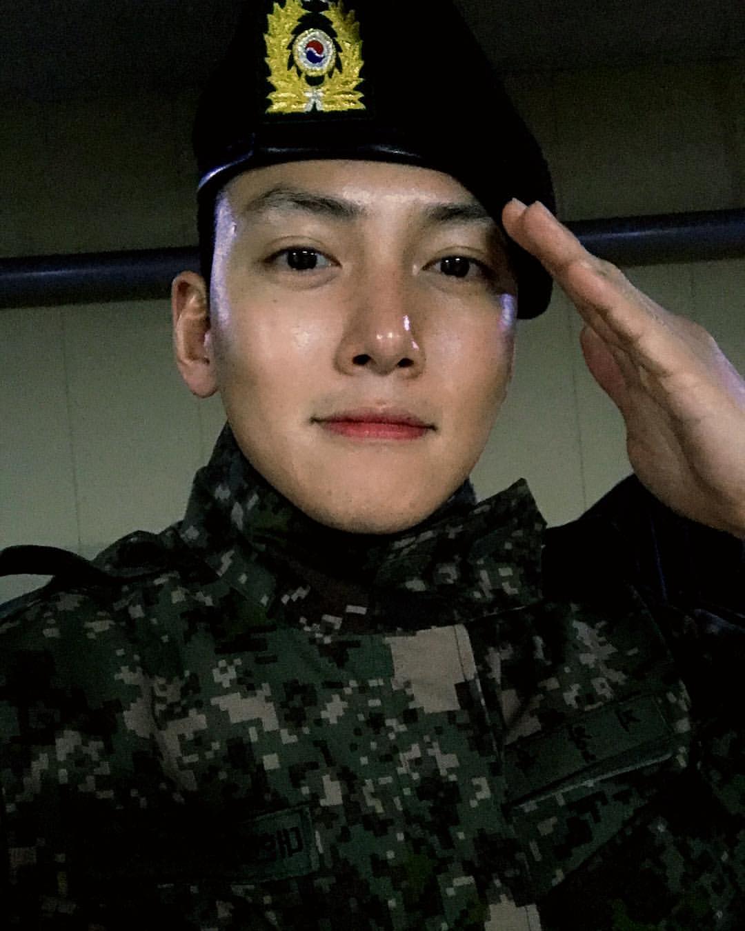 Người hâm mộ cho rằng Ji Chang Wook đã sửa mũi. Tuy nhiên cư dân mạng đều công nhận nhan sắc của anh vẫn luôn cuốn hút từ trước đến nay (Ảnh: Internet)