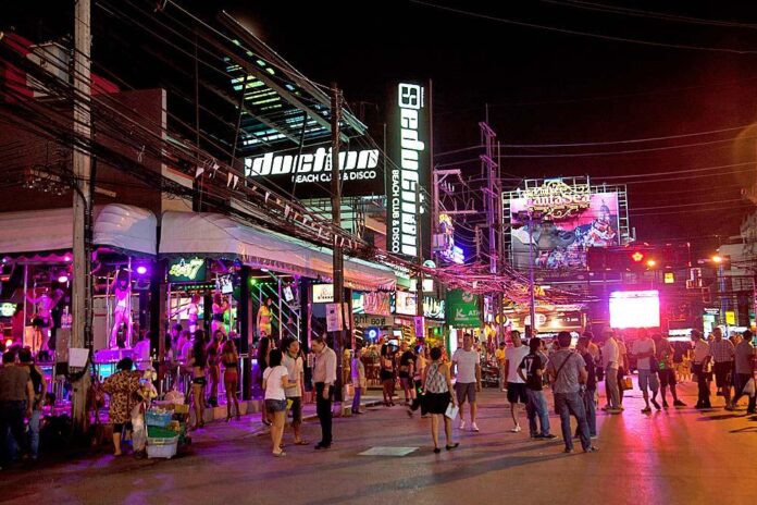 Bangla Road sôi động về đêm (Ảnh: Internet)