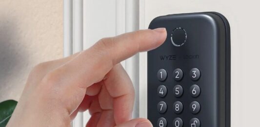 5 loại ổ khóa thông minh đảm bảo an toàn cho ngôi nhà bạn với nhiều tính năng tiện ích Sử dụng ổ khóa Wyze Lock Bolt (Ảnh: Internet)