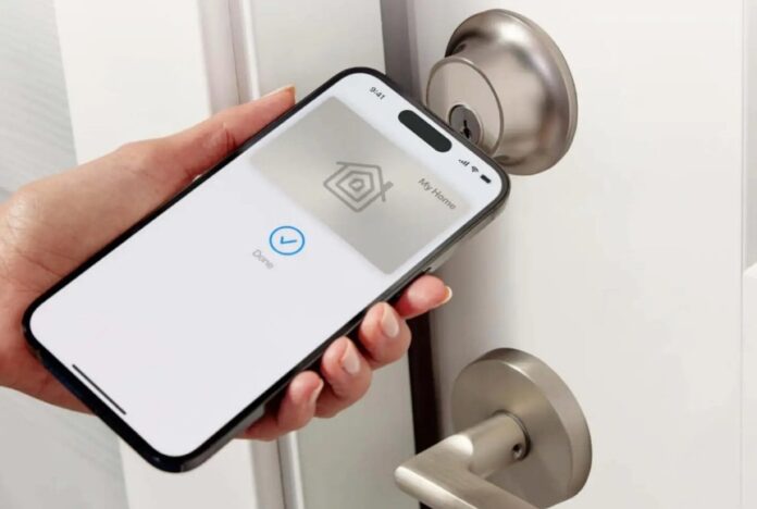 Sử dụng ổ khóa Level Lock Plus với iPhone (Ảnh: Internet)