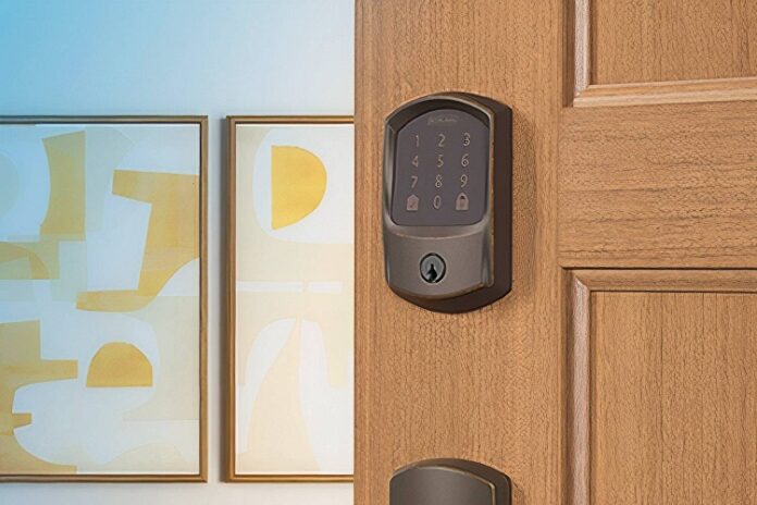 Ổ khóa Schlage Encode Smart Wi-Fi gắn vào cửa (Ảnh: Internet)