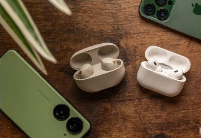 Tai nghe Sony WF 1000XM5 và AirPods Pro thế hệ 2 trong hộp đựng (Ảnh: Internet)