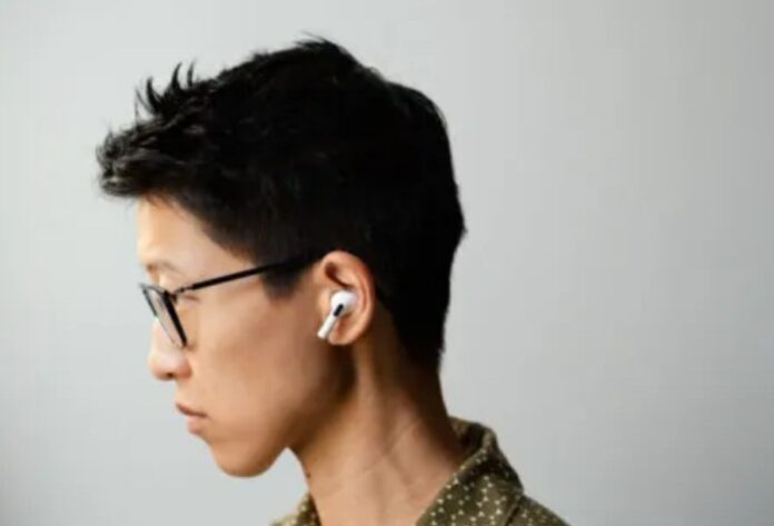 Đeo tai nghe AirPods Pro 2 (Ảnh: Internet)