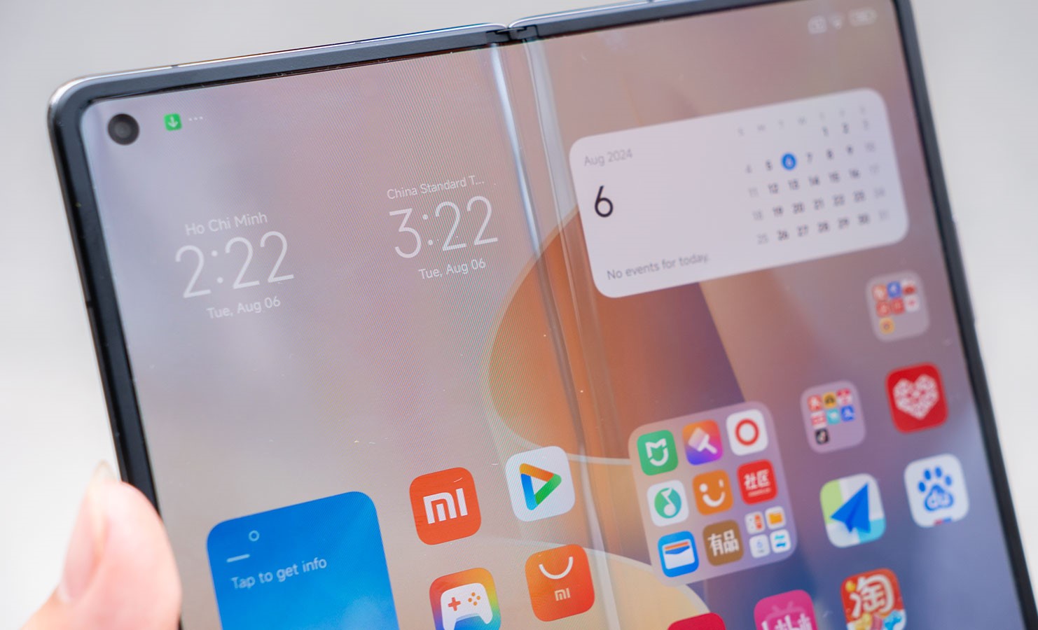 Xiaomi MIX Fold 4 vẫn còn nếp gấp khá rõ ở màn hình chính (Ảnh: Internet)