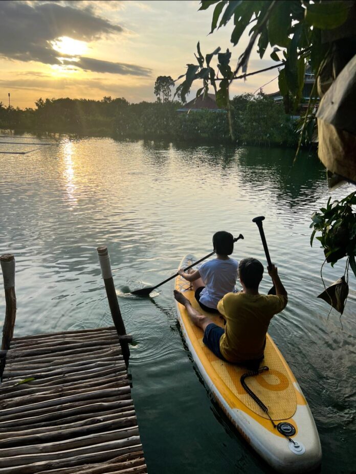 Chèo Sup (nguồn: The Mango Trail)