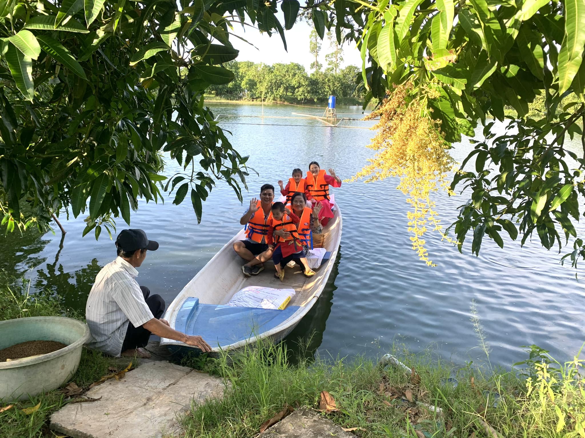 Chèo xuồng cho cá ăn (nguồn: The Mango Trail)