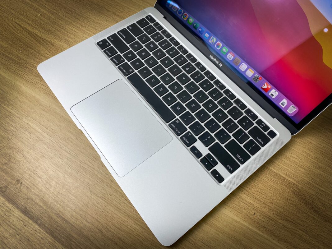 MacBook Air 2020 có cân nặng chỉ vỏn vẹn 1.29kg (Nguồn: Internet)