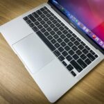 MacBook Air 2020 có cân nặng chỉ vỏn vẹn 1.29kg (Nguồn: Internet)