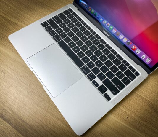 MacBook Air 2020 có cân nặng chỉ vỏn vẹn 1.29kg (Nguồn: Internet)