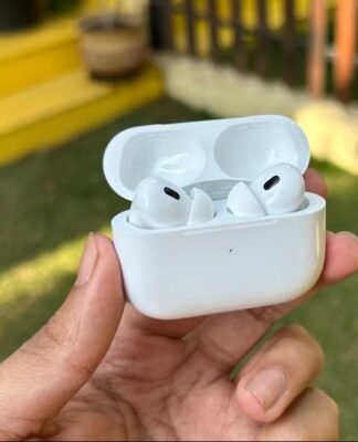 Tai nghe AirPods có thêm tính năng hỗ trợ thính lực cho người dùng (Ảnh: Internet)