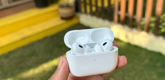 Tai nghe AirPods có thêm tính năng hỗ trợ thính lực cho người dùng (Ảnh: Internet)