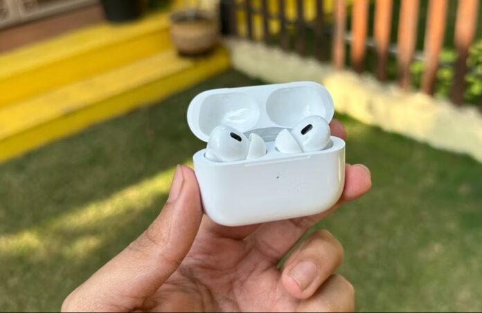 Tai nghe AirPods có thêm tính năng hỗ trợ thính lực cho người dùng (Ảnh: Internet)