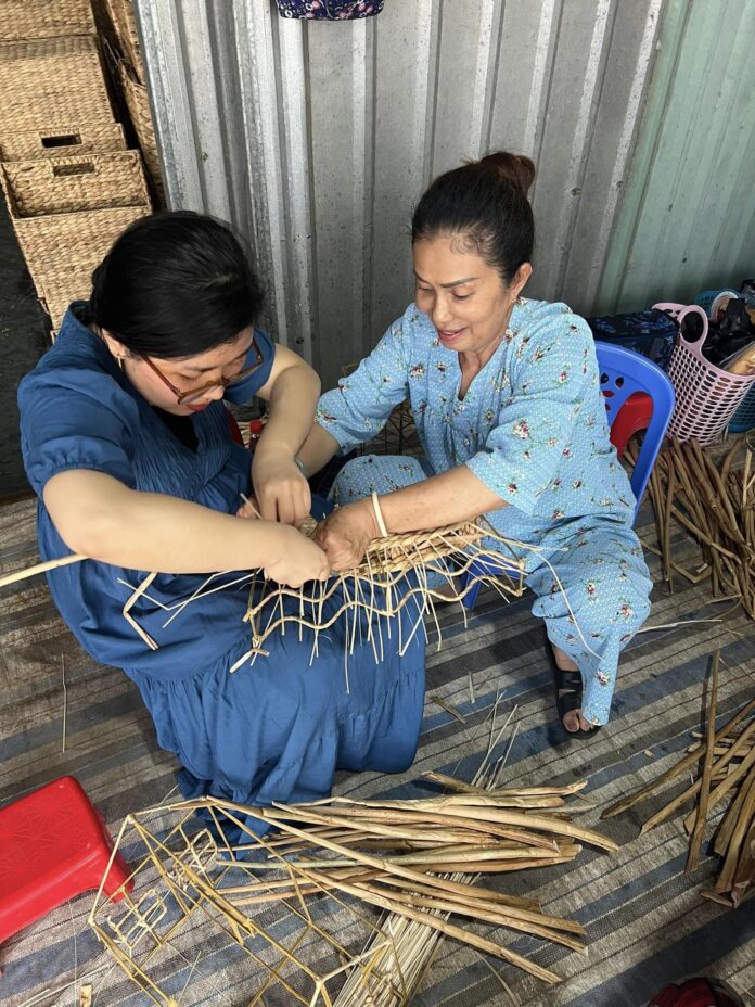 Trải nghiệm đan cói (nguồn: The Mango Trail)