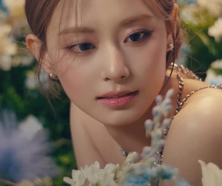 Tzuyu đã phát hành album "AbouTZU" cùng ca khúc chủ đề "Run Away" (Ảnh: Internet)