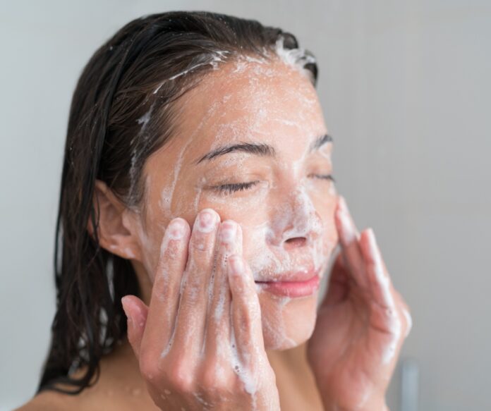 Thực hiện phương pháp Double Cleansing với sữa rửa mặt (nguồn: internet)