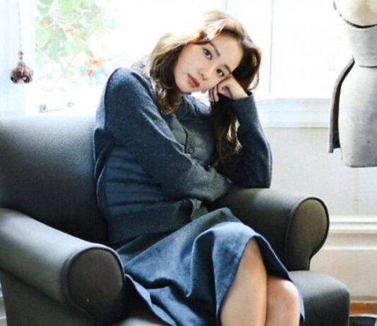Kim Ah Joong tốt nghiệp chuyên ngành phát thanh truyền hình nhưng chọn ra mắt với vai trò diễn viên (Ảnh: Internet)