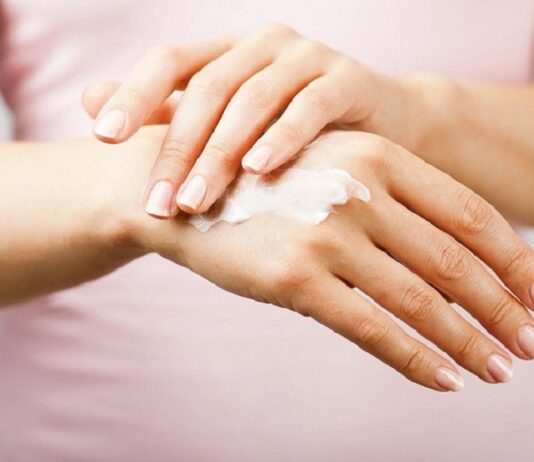 Uu tiên những sản phẩm chứa các thành phần cấp ẩm tự nhiên và lành tính như: Hyaluronic Acid, Glycerin, tinh dầu Jojoba, bơ hạt mỡ,... (Nguồn: Internet)