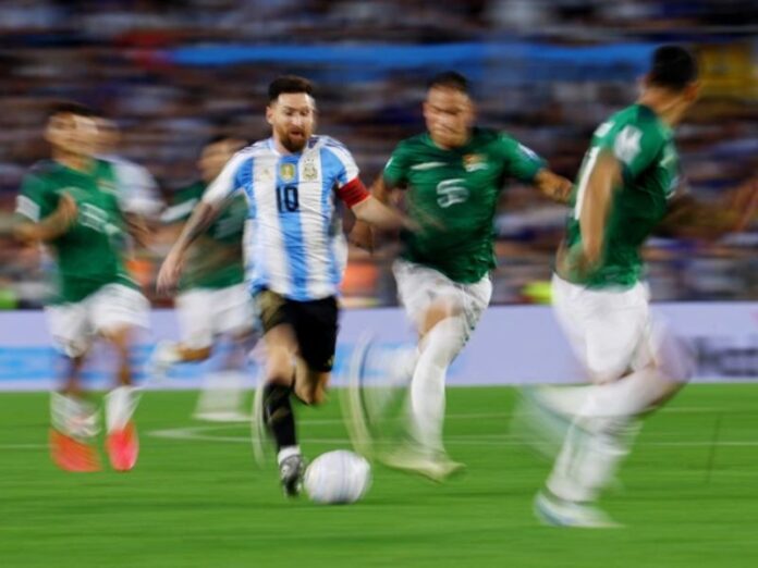 Lionel Messi dẫn bóng đầy tốc độ giữa vòng vây của các cầu thủ Bolivia