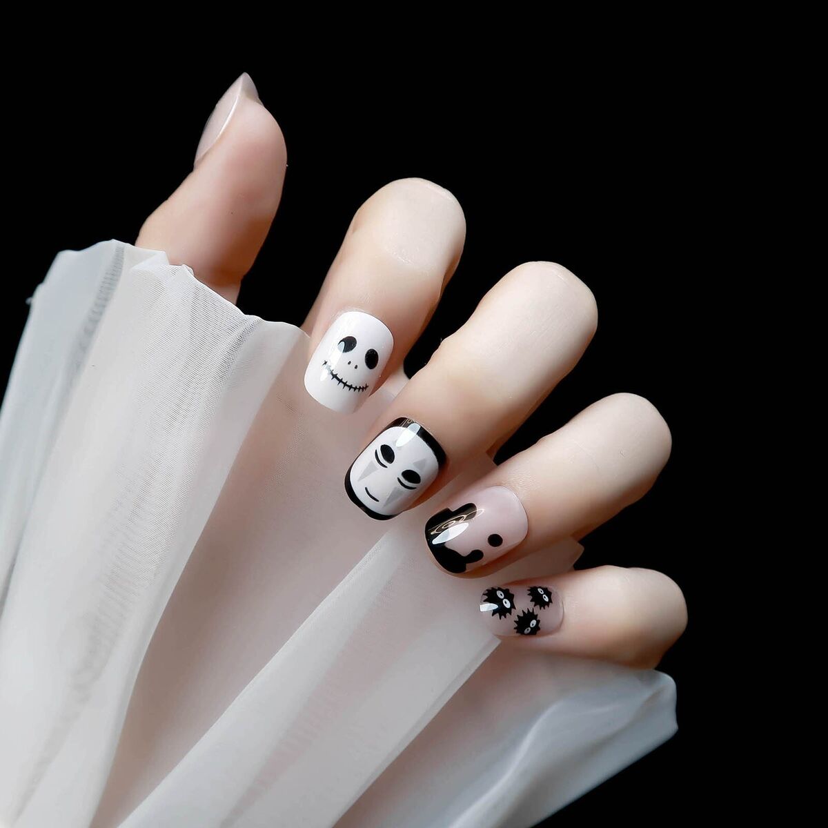 Những mẫu nail Halloween "ma mị"