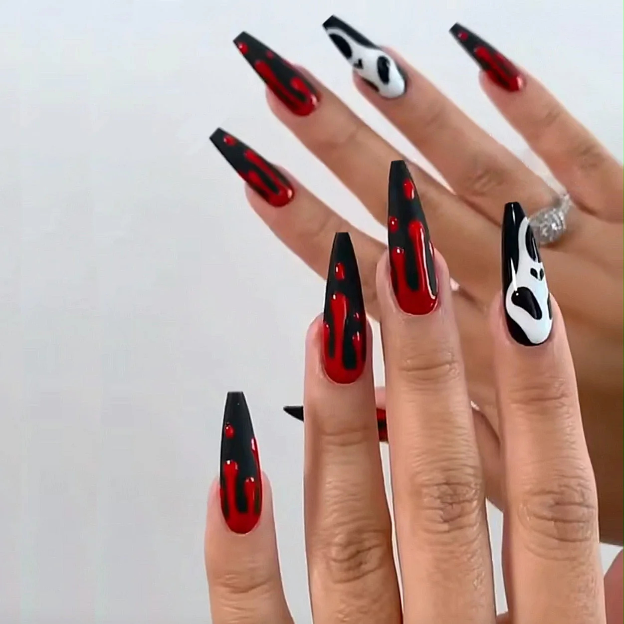 Những mẫu nail Halloween "ma mị"