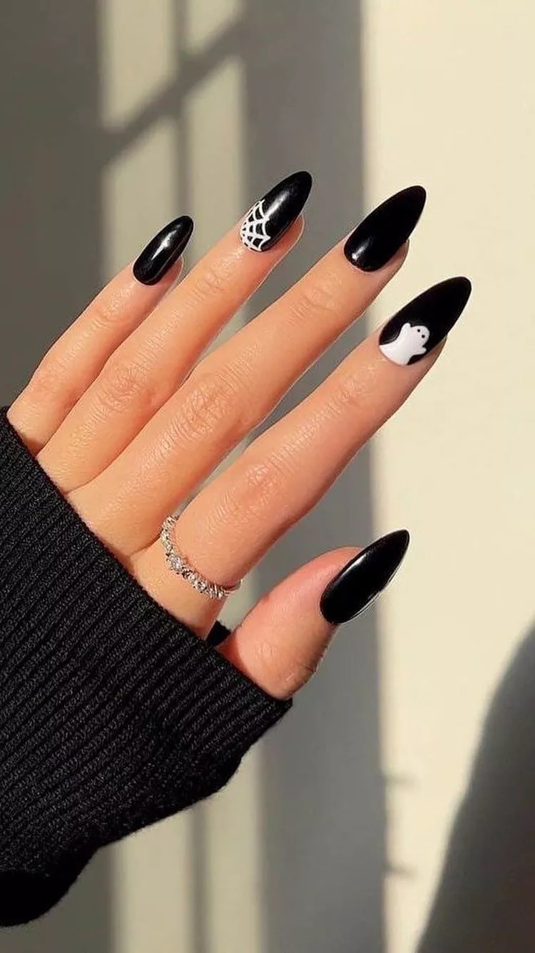 Những mẫu nail Halloween "ma mị"