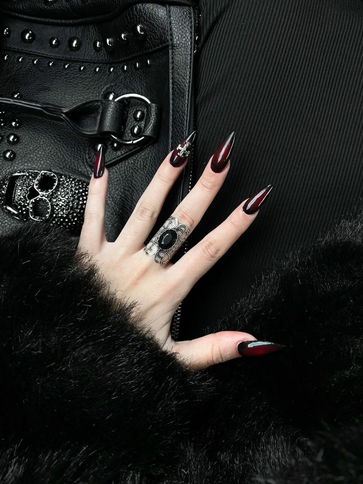 Những mẫu nail Halloween "ma mị"