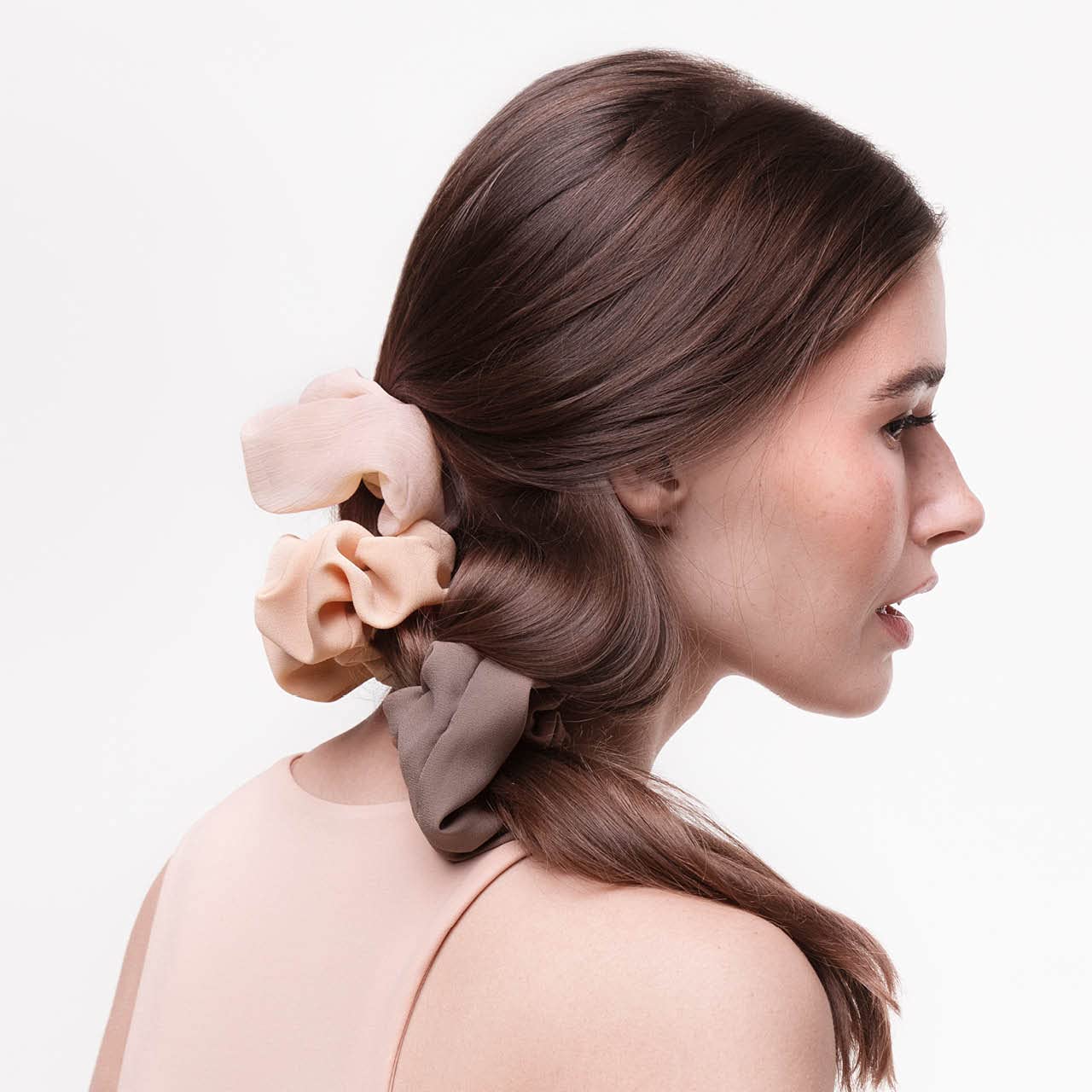 Một vài kiểu tóc sử dụng Scrunchies