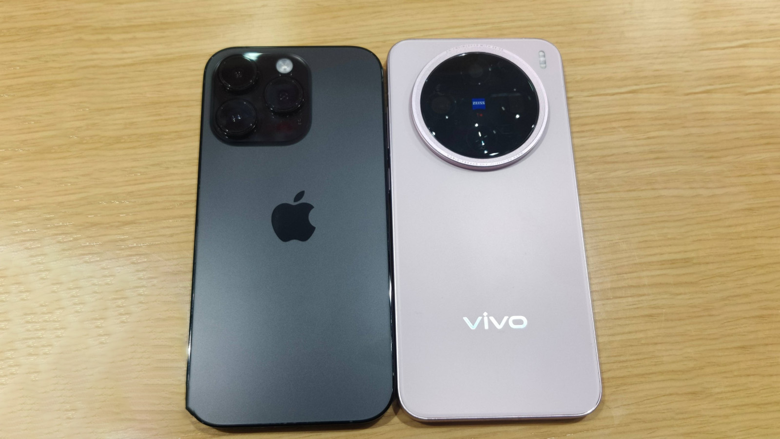 Vivo X200 Pro Mini đặt bên cạnh iPhone 16 Pro (Nguồn: Internet)