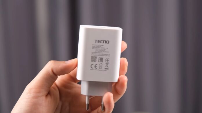 Củ sạc nhanh 33W được tặng kèm của Tecno Camon 30S (Ảnh: Internet)