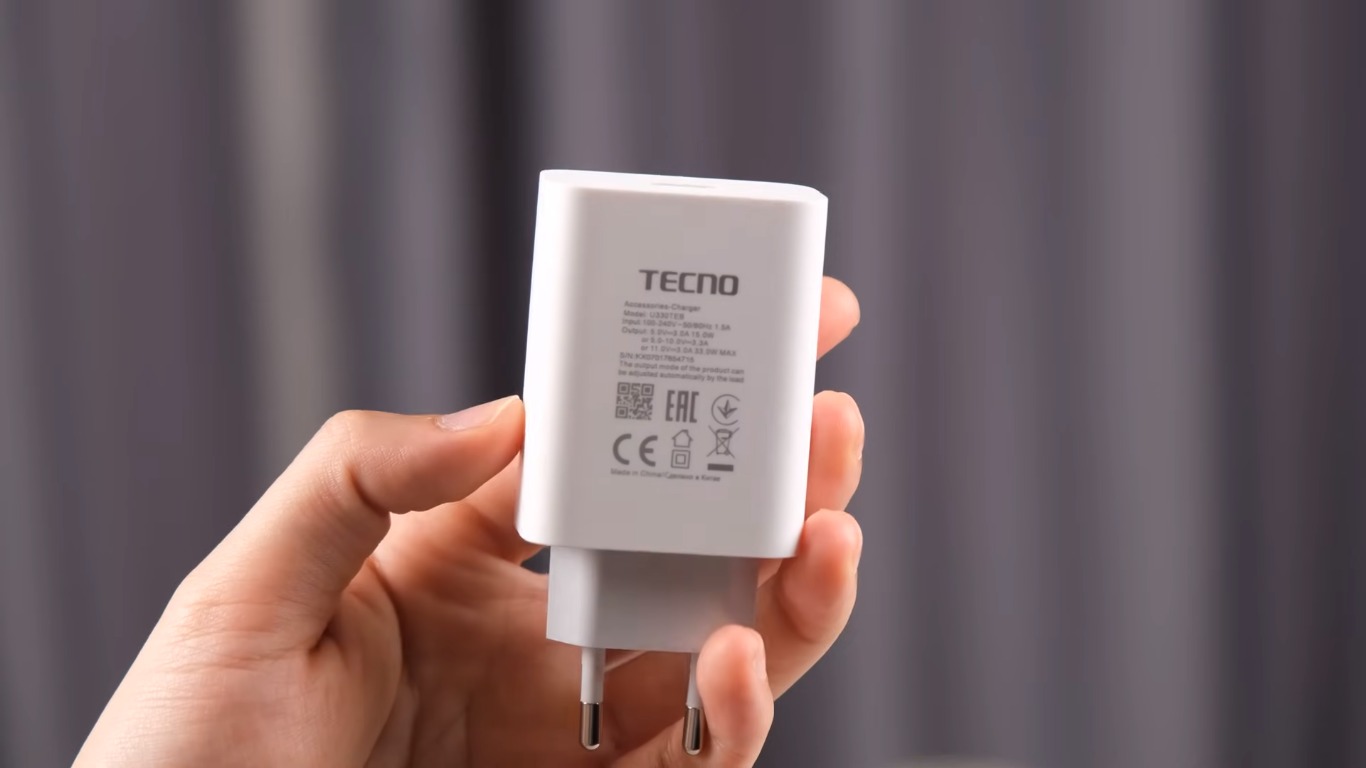 Củ sạc nhanh 33W được tặng kèm của Tecno Camon 30S (Ảnh: Internet)