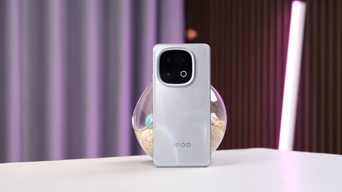 Vivo iQOO 13 có thiết kế khá đẹp và sang trọng (Ảnh: Internet)