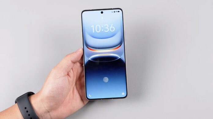 Vivo iQOO 13 có vị trí mở khóa vân tay đặt khá cao, dễ mở (Ảnh: Internet)