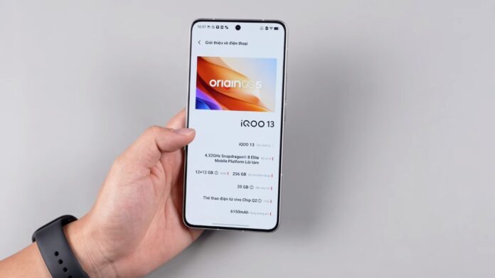 Vivo iQOO 13 chạy hệ điều hành Android 15 và hỗ trợ cắm sạc trực tiếp với nguồn không thông qua pin (Ảnh: Internet)