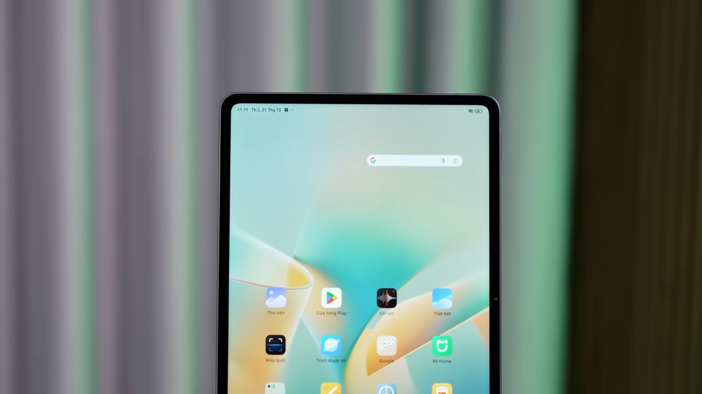 Xiaomi Pad 6S Pro có viền màn hình khá mỏng, nhưng độ dày vẫn đủ để khi tì tay không bị chạm vào màn hình (Ảnh: Internet)