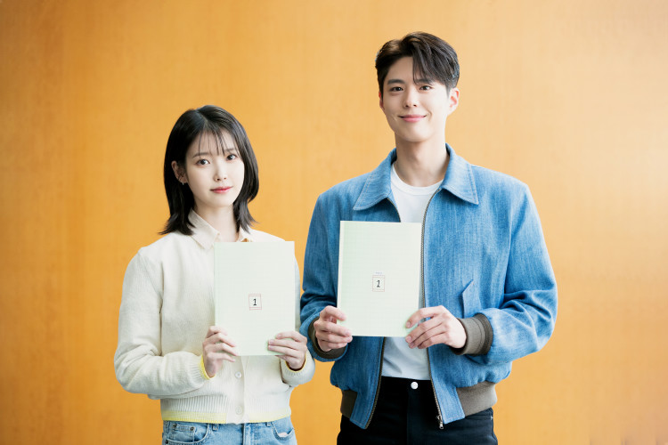 IU và bạn diễn Park Bo Gum trong phim "When Life Gives You Tangerines" (Ảnh: Internet)