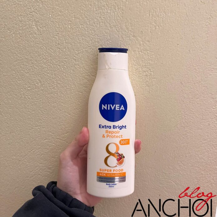 Thiết kế bao bì Nivea Extra Bright Repair (Nguồn: BlogAnChoi)