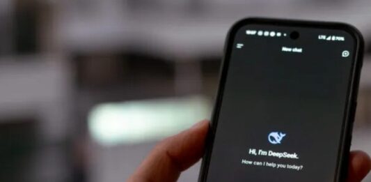 Sử dụng DeepSeek trên điện thoại (Ảnh: Internet)