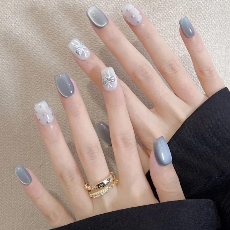 Mẫu nail 2025 đẹp rực rỡ đầy may mắn (Ảnh: Internet)