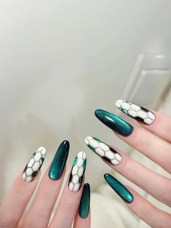 Mẫu nail 2025 đẹp hình rắn, đu trend Ất Tỵ (Ảnh: Internet)