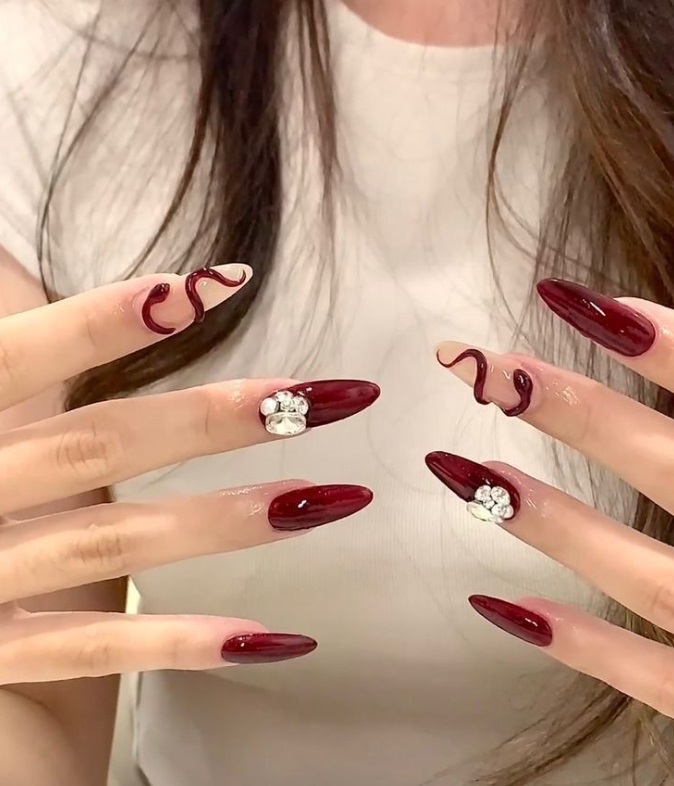 Mẫu nail 2025 đẹp hình rắn, đu trend Ất Tỵ (Ảnh: Internet)