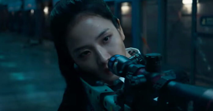 Teaser nhân vật cầm một khẩu súng của Jisoo gây tranh cãi (Ảnh: Internet)