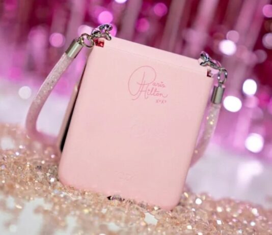 Ốp lưng kiểu túi xách của điện thoại Razr Plus Paris Hilton Edition (Ảnh: Internet)