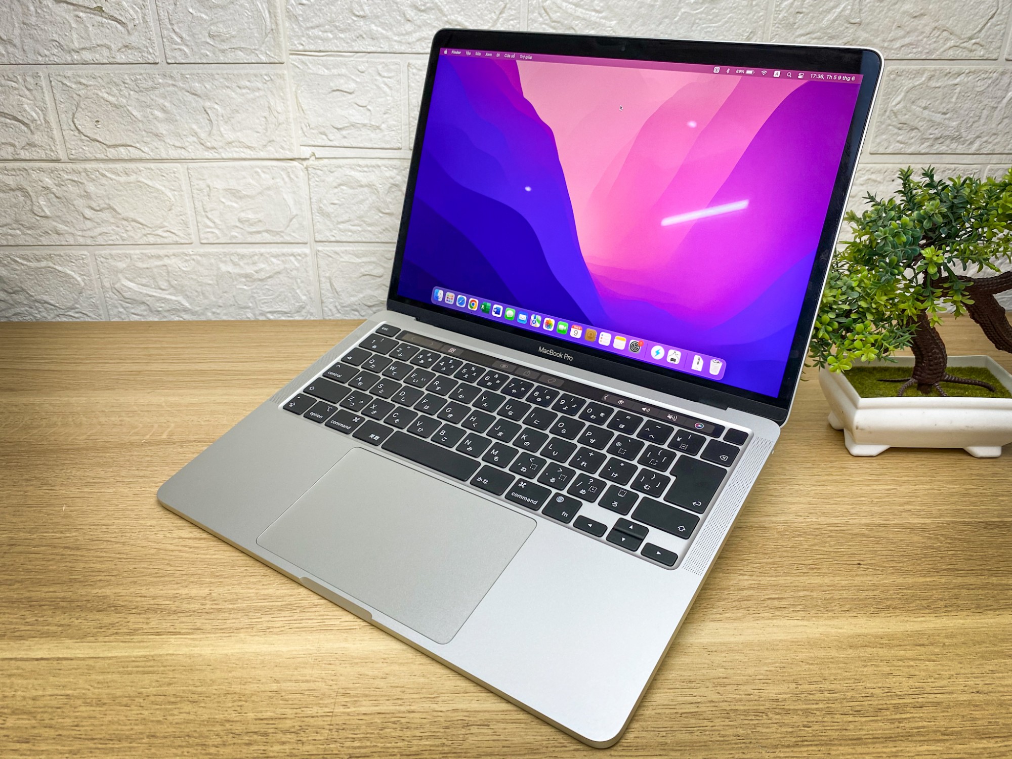 Laptop Macbook Pro có thể sạc đầy 50% trong 30 phút (Ảnh: Internet)