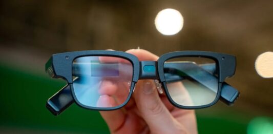 Những sản phẩm công nghệ ấn tượng ở MWC 2025: Điện thoại độc lạ, kính thông minh AI Kính AI Tecno Pro (Ảnh: Internet)