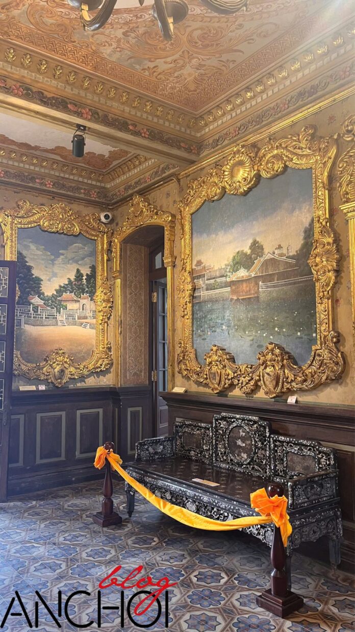 Mọi bức tranh, đồ vật, bàn ghế đều được giữ gìn cẩn thận đúng vị trí (Nguồn: BlogAnChoi)