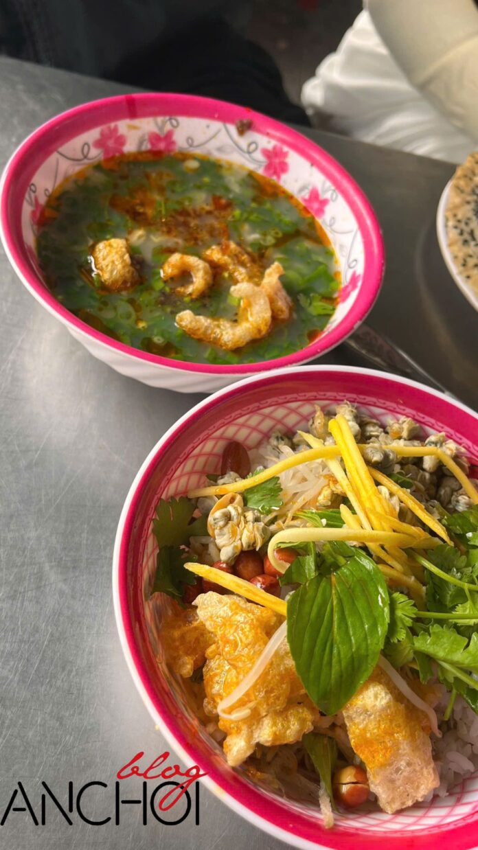 Cơm hến là món ăn vừa rẻ vừa ngon tại Huế (Nguồn: BlogAnChoi)