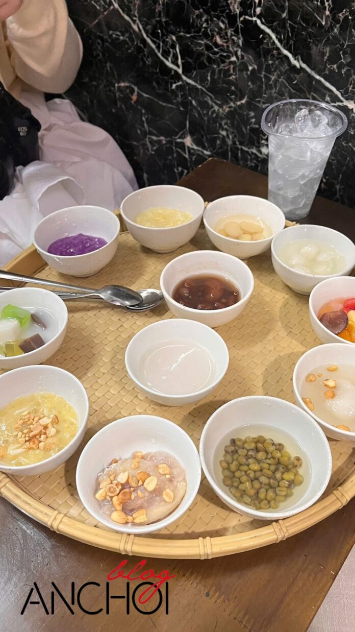 Thưởng thức chè Huế (Nguồn: BlogAnChoi)