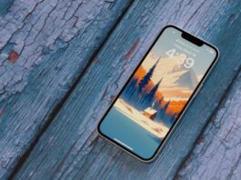 iPhone 16e của Apple hiển thị màn hình khóa của iOS 18 (Ảnh: Internet)