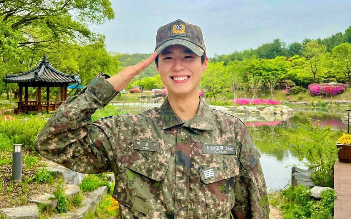 Park Bo Gum đã để lại ấn tượng sâu sắc khi anh cẩn thận lau tay trước khi bắt tay với người khác (Ảnh: Internet)