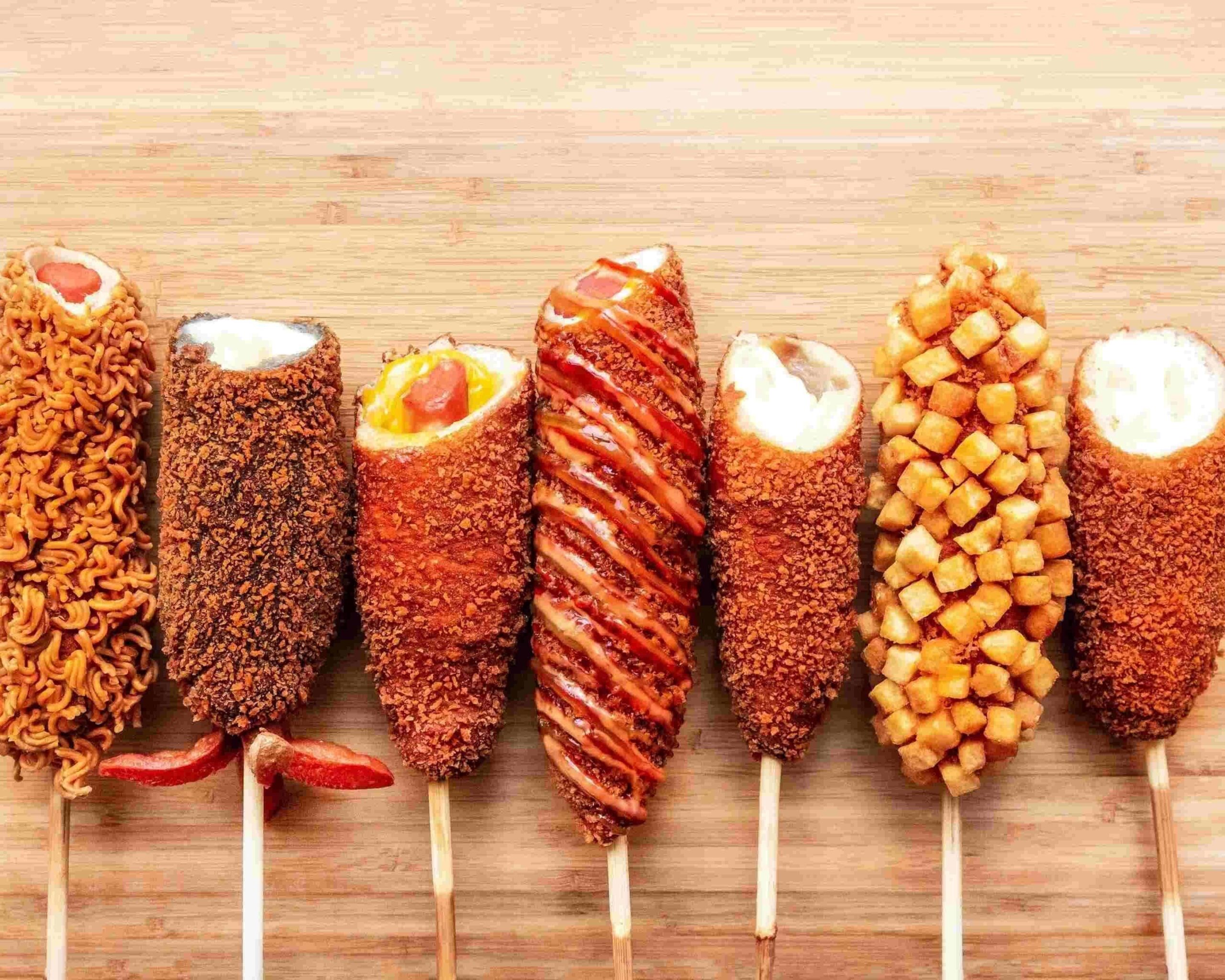 Hotdog phủ mì ramen lạ miệng (Ảnh: Internet)